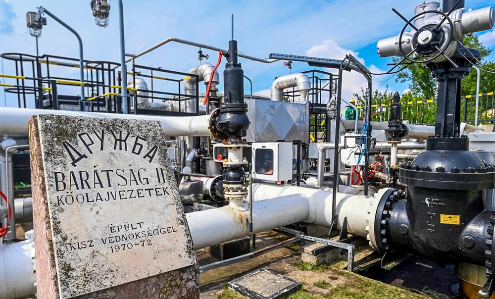 Trạm tiếp nhận của đường ống dẫn dầu Druzhba giữa Hungary và Nga. 