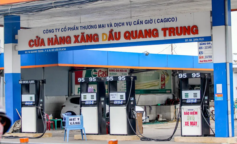 Người dân kỳ vọng kinh doanh xăng dầu quy về một đầu mối là Bộ Công Thương sẽ không còn cảnh như thế này.