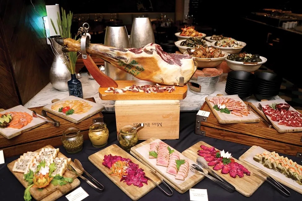 Ngập tràn lễ hội cuối năm tại Renaissance Riverside Hotel Saigon ảnh 3