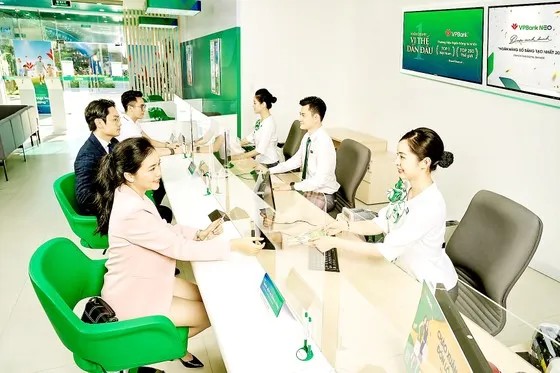 Khách hàng đến giao dịch tại một ngân hàng. Ảnh: MINH HUY Khách hàng đến giao dịch tại một ngân hàng. Ảnh: MINH HUY