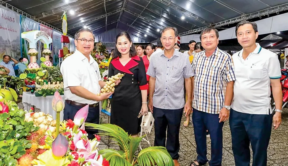 Ông Trần Việt Trường, Chủ tịch UBND TP Cần Thơ (bìa trái), tại ngày hội du lịch sinh thái huyện Phong Điền 2022.