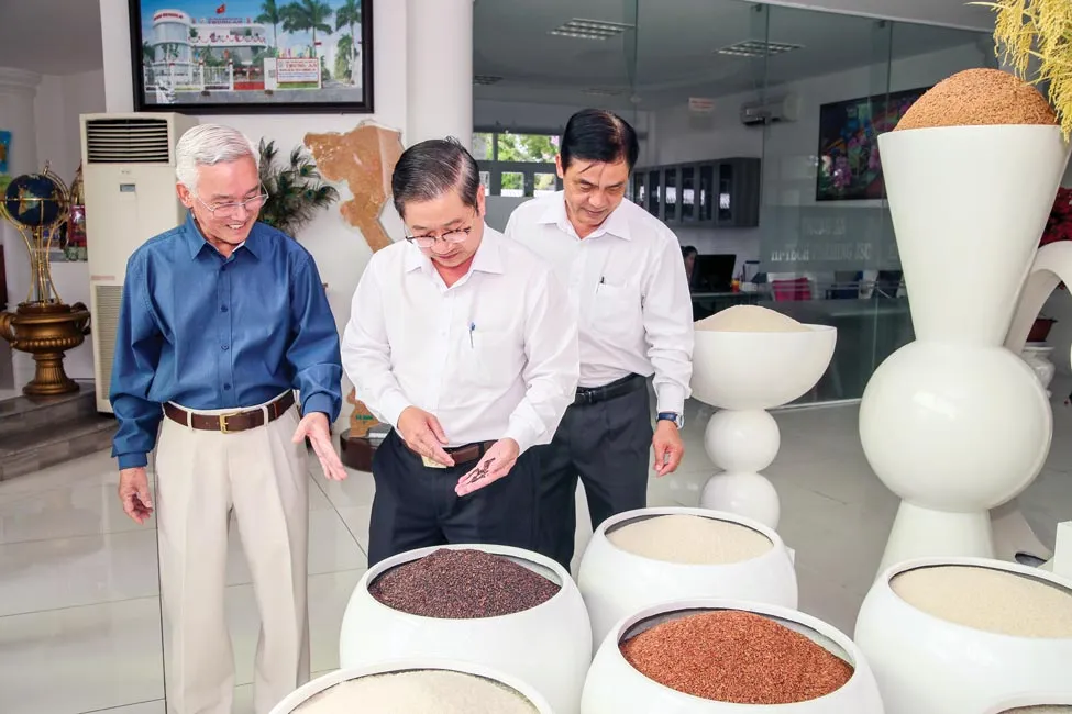 Ông Trần Việt Trường, Chủ tịch UBND TP Cần Thơ (giữa), trong chuyến thăm CTCP Nông nghiệp công nghệ cao Trung An (quận Thốt Nốt).
