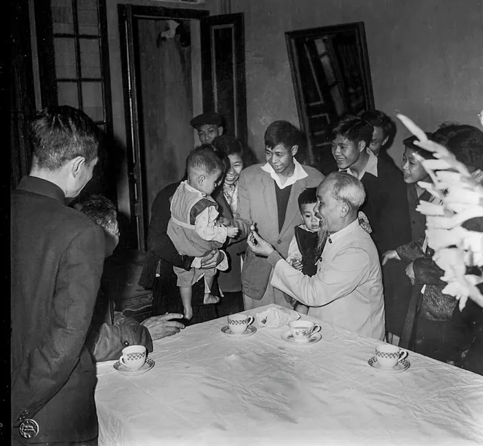 Chủ tịch Hồ Chí Minh thăm và chúc Tết gia đình ông Nguyễn Văn Thức, nhà tư sản dân tộc ngày 24-1-1963 (đêm Giao thừa Tết Nguyên đán Quý Mão).