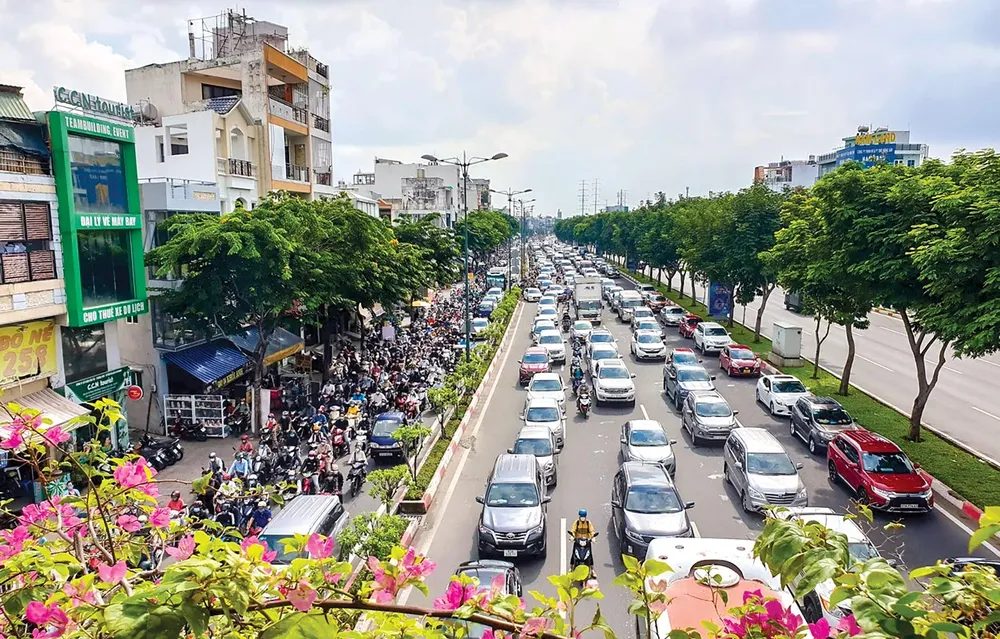 Và TPHCM là nỗi ám ảnh kẹt xe vì quá tải cơ sở hạ tầng.
