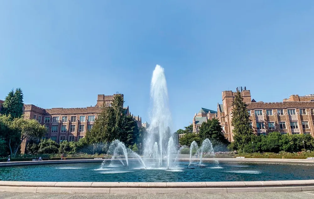 Giảng đường và hồ nước trung tâm tại UW.