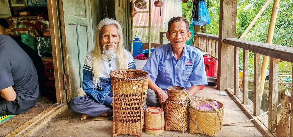 Già Hồ Ai (trái) và già Hồ Rường, hai nghệ nhân đan lát Vân Kiều. Ảnh: M.PHONG