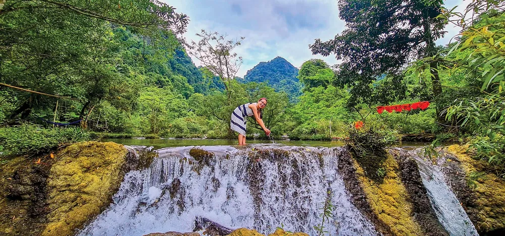 Trường Sơn có trăm suối, vạn thác với ngàn ngọn núi hùng vĩ. Ảnh: M.PHONG