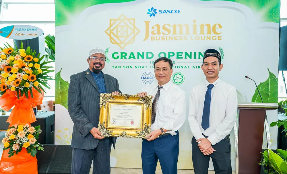 Thành viên Hiệp hội Halal quốc tế trao chứng nhận “Tuân thủ những yêu cầu về vệ sinh Halal của đạo luật Hồi giáo Malaysia” cho Công ty SASCO tại Sân bay Tân Sơn Nhất. Thành viên Hiệp hội Halal quốc tế trao chứng nhận “Tuân thủ những yêu cầu về vệ sinh Halal của đạo luật Hồi giáo Malaysia” cho Công ty SASCO tại Sân bay Tân Sơn Nhất.
