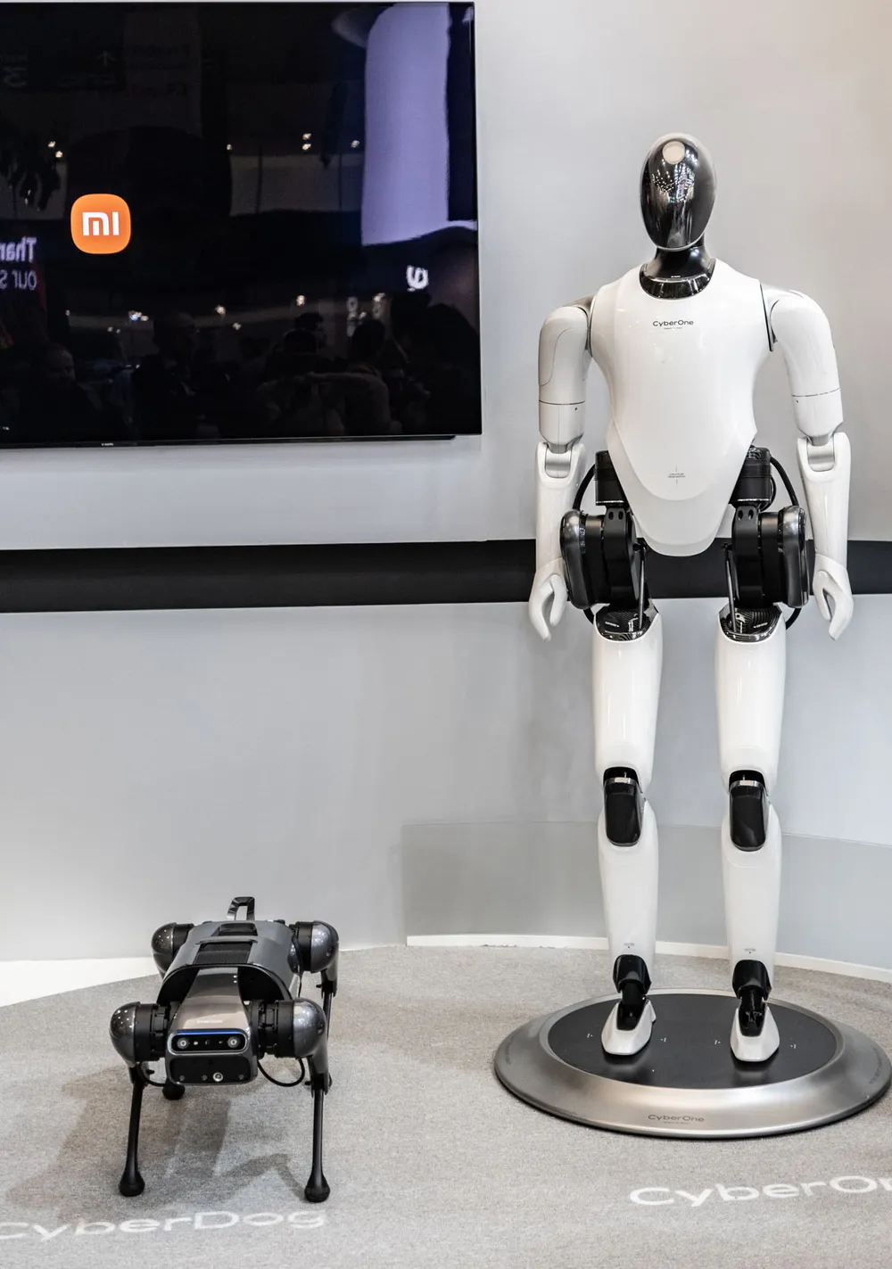 CyberOne - Robot hình người và CyberDog.