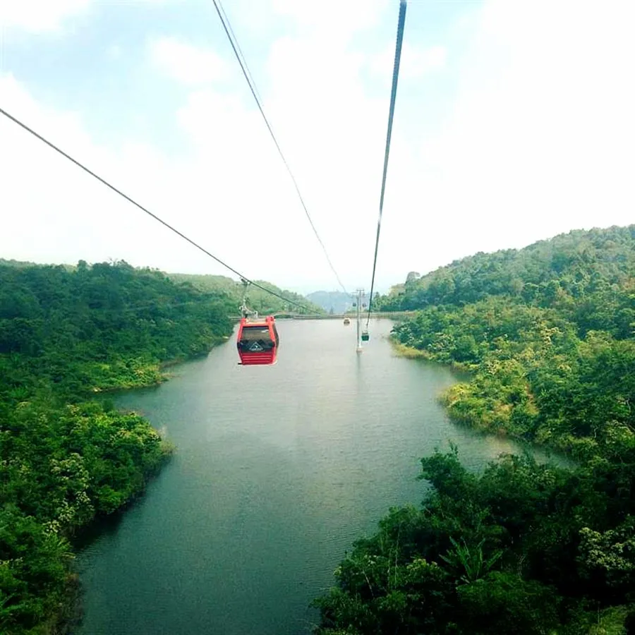 Cáp treo núi Cấm bay trên mặt hồ Thanh Long xanh mát