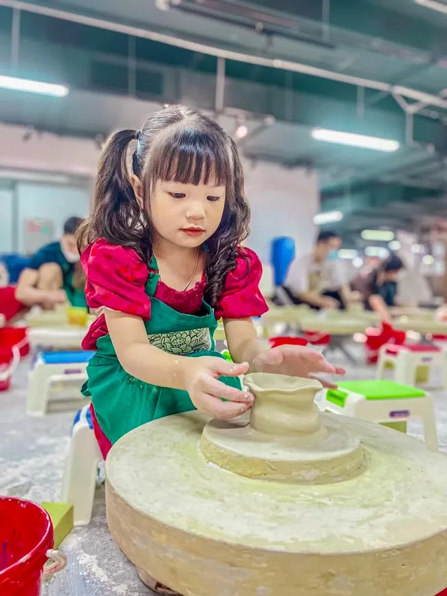 Trẻ em trải nghiệm làm gốm tại Bảo tàng Gốm Bát Tràng (Hà Nội).