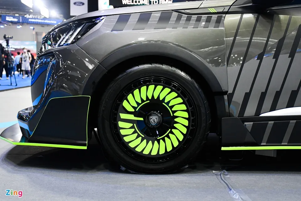 Bộ mâm với họa tiết trang trí màu xanh lá nổi bật. Màu sơn này còn được sử dụng ở nhiều vị trí khác như cản trước, cản sau...