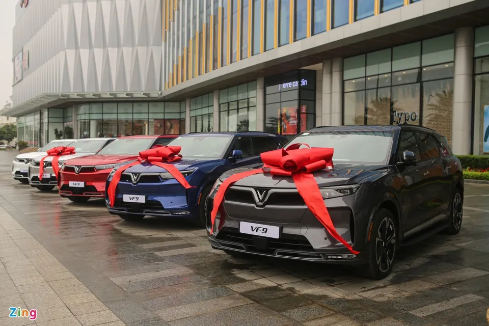 Tương tự những mẫu xe điện khác của hãng, VF 9 vẫn có tùy chọn mua pin hoặc thuê pin. Nếu thuê pin, giá xe là 1,491 tỷ (Eco) và 1,685 tỷ đồng (Plus). Giá xe bao gồm pin cho 2 phiên bản trên lần lượt 1,97 tỷ và 2,178 tỷ đồng. Tương tự những mẫu xe điện khác của hãng, VF 9 vẫn có tùy chọn mua pin hoặc thuê pin. Nếu thuê pin, giá xe là 1,491 tỷ (Eco) và 1,685 tỷ đồng (Plus). Giá xe bao gồm pin cho 2 phiên bản trên lần lượt 1,97 tỷ và 2,178 tỷ đồng.