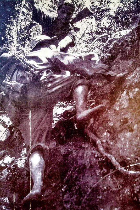 Lực lượng giao liên Trường Sơn đưa bộ đội theo đường bộ vượt qua cao điểm 900m, dốc Nguyễn Chí Thanh, dốc Bà Định, dốc 1001m để vào chiến trường miền Nam, tháng 10-1966. Ảnh tư liệu