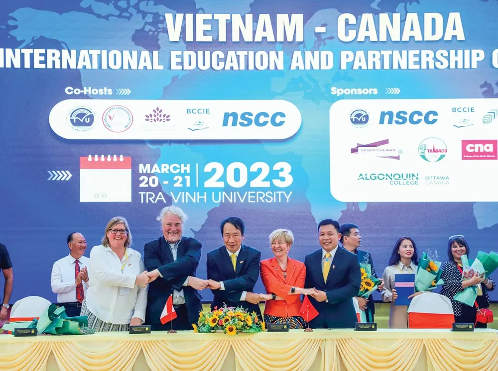 PGS.TS Phạm Tiết Khánh, Chủ tịch Hội đồng trường, kiêm Chủ tịch Hiệp hội Cao đẳng cộng đồng Việt Nam và PGS.TS Nguyễn Minh Hòa, Hiệu trưởng Trường Đại học Trà Vinh, ký kết hợp tác với các tổ chức, viện, trường Canada… PGS.TS Phạm Tiết Khánh, Chủ tịch Hội đồng trường, kiêm Chủ tịch Hiệp hội Cao đẳng cộng đồng Việt Nam và PGS.TS Nguyễn Minh Hòa, Hiệu trưởng Trường Đại học Trà Vinh, ký kết hợp tác với các tổ chức, viện, trường Canada…