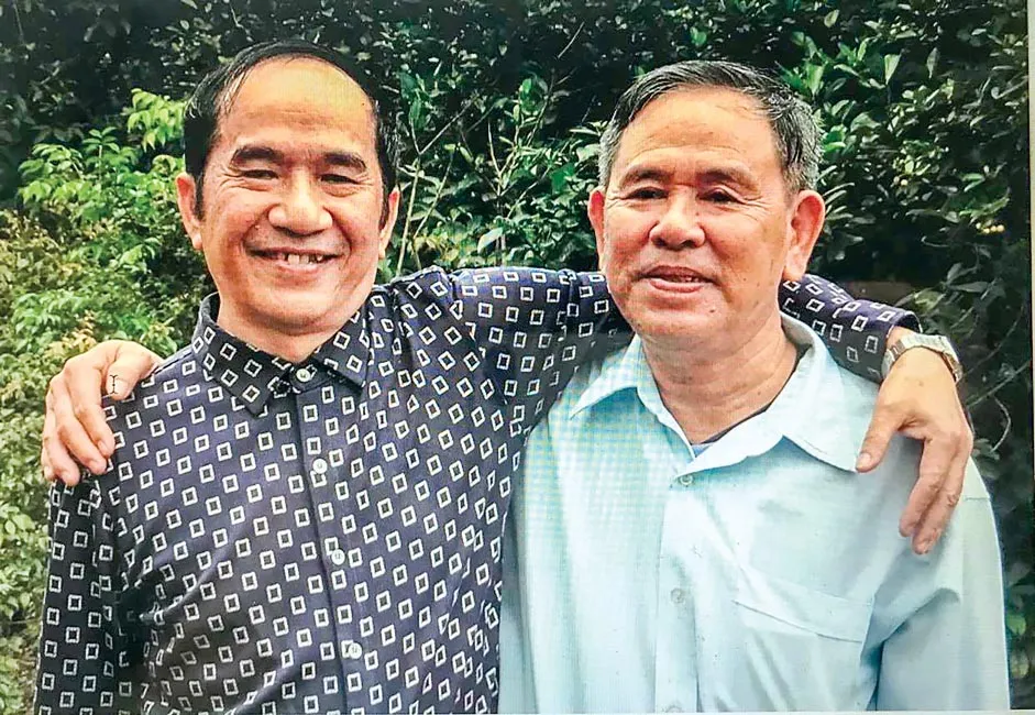 "Hai người lính" - chiến sĩ quân giải phóng Nguyễn Huy Tạo (trái) và người lính Việt Nam cộng hòa Bùi Trọng Nghĩa tại tuyến giáp ranh thôn Long Quang, xã Triệu Trạch, huyện Triệu Phong, tỉnh Quảng Trị tháng 4-1973, và họ gặp lại nhau đầu năm 2018 cũng tại địa điểm năm xưa. Ảnh: Chu Chí Thành