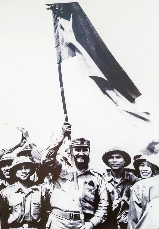 - Chủ tịch Cuba Fidel Castro đến thăm bộ đội Trường Sơn tại Quảng Trị, năm 1973. Ảnh tư liệu