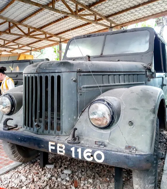 - Chiếc xe GAZ 69 được Trung tướng Đồng Sỹ Nguyên – Tư lệnh Bộ đội Trường Sơn sử dụng để đi tổng chỉ huy các lực lượng bộ đội Trường Sơn và các đơn vị phối thuộc làm nhiệm vụ trên tuyến lửa trong suốt thời gian từ năm 1966-1975 và xe đã chạy 350.000km an toàn. Ảnh: Xe được trưng bày tại Bảo tàng Đường Hồ Chí Minh.