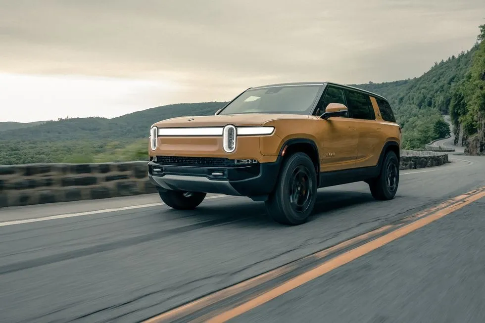 Rivian R1S là mẫu SUV hạng sang mang ngoại thất hình hộp, khoảng sáng gầm cao, khả năng tăng tốc tốt cùng nội thất tiện nghi. Rivian R1S sở hữu cấu hình 3 hàng ghế, vận hành tốt trên đường đồng thời sở hữu khả năng off-road ấn tượng. Hệ truyền động của Rivian R1S bao gồm động cơ kép 600 mã lực hoặc tùy chọn 4 động cơ cung cấp công suất tối đa 835 mã lực. Giá bán của Rivian R1S khởi điểm từ 79.800 USD.