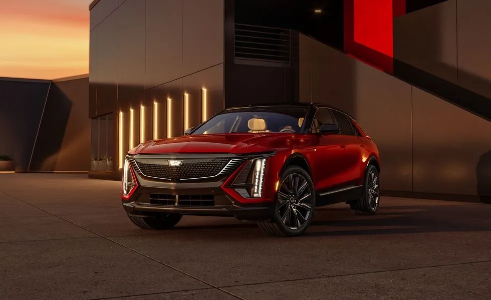 Cadillac Lyriq là mẫu EV đầu tiên của thương hiệu xe sang thuộc tập đoàn General Motors, mang đến cảm giác lái thoải mái, tiện nghi sang trọng cùng phạm vi hoạt động tương đối ấn tượng. Cadillac Lyriq là SUV 5 chỗ ngồi sử dụng kiến trúc pin Ultium của General Motors, cho ra 3 phiên bản khác nhau bao gồm Tech, Luxury và Sport. Ở phiên bản Tech, Cadillac Lyriq có hệ dẫn động cầu sau kết hợp cùng động cơ điện cung cấp công suất 340 mã lực. Mẫu SUV điện này còn có cấu hình động cơ kép cho công suất 500 mã lực kết hợp cùng hệ dẫn động 4 bánh. Giá niêm yết của Cadillac Lyriq dao động từ 58.590 đến 63.190 USD. Ảnh: Cadillac.