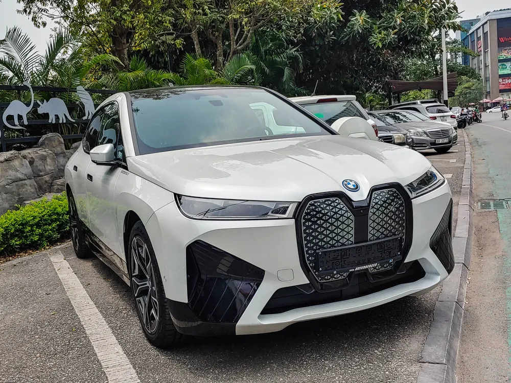 Với BMW iX, hãng xe sang nước Đức trình làng những dấu ấn đầu tiên trên tiến trình điện hóa dải sản phẩm. BMW iX sở hữu nhiều nét tương đồng với BMW X5, đi cùng khoang nội thất rộng rãi cùng thiết kế ấn tượng. Phiên bản iX xDrive50 giúp sản sinh công suất 516 mã lực trong khi BMW iX M60 sở hữu công suất tối đa đến 610 mã lực. Giá bán của BMW iX khởi điểm từ 85.095 USD.