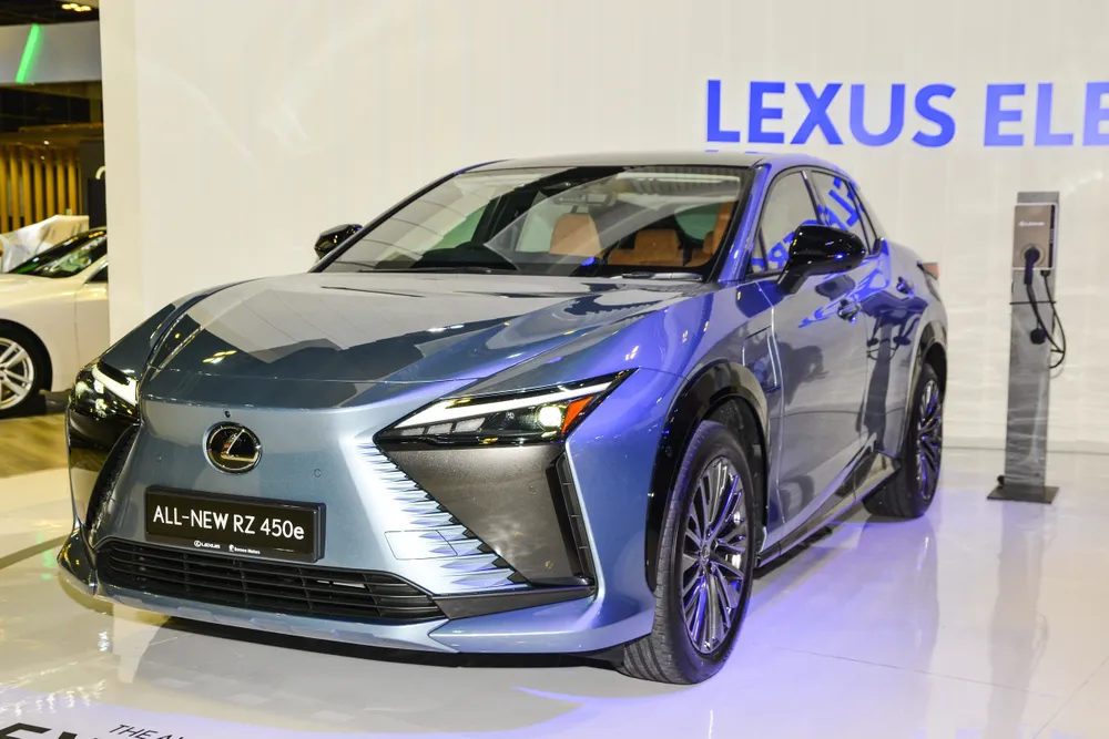 Lexus RZ là mẫu ôtô thuần điện đầu tiên của thương hiệu xe sang Lexus. Chất lượng, sự thoải mái, cảm giác lái và thiết kế ngoại thất ấn tượng là những gì mẫu SUV điện này có thể mang đến cho người tiêu dùng. Dù chỉ sở hữu cấu hình 2 hàng ghế, Lexus RZ vẫn mang đến một khoang nội thất rộng rãi cho hành khách và cả hàng hóa. Tuy nhiên, điểm yếu của Lexus RZ đến từ phạm vi hoạt động khi mẫu SUV điện này chỉ có thể di chuyển tối đa trên quãng đường 354 km (đối với phiên bản sử dụng mâm 18 inch) hoặc 315 km (mâm 20 inch). Giá bán của Lexus RZ vào khoảng 55.000 USD.
