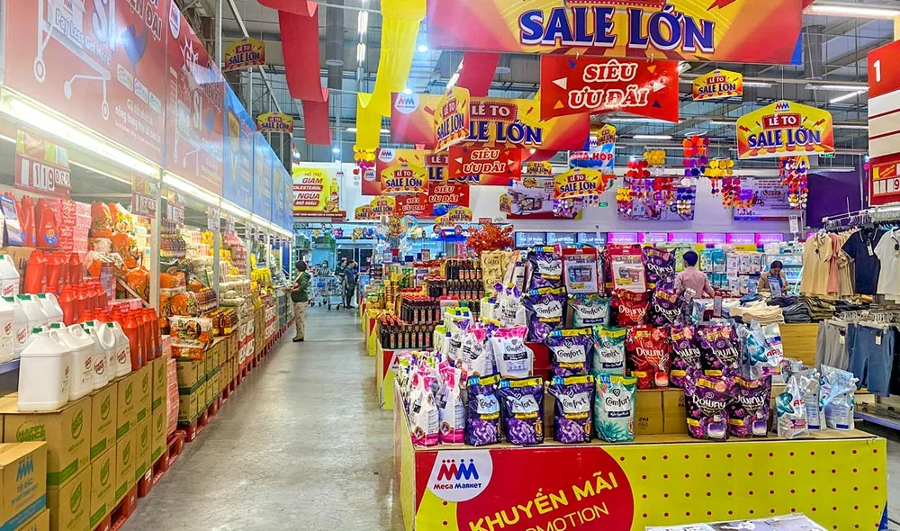 Tràn ngập các biển, bảng giảm giá, khuyến mại tại khắp các quầy hàng của hầu hết hệ thống siêu thị. Ảnh: Đ.MẠNH