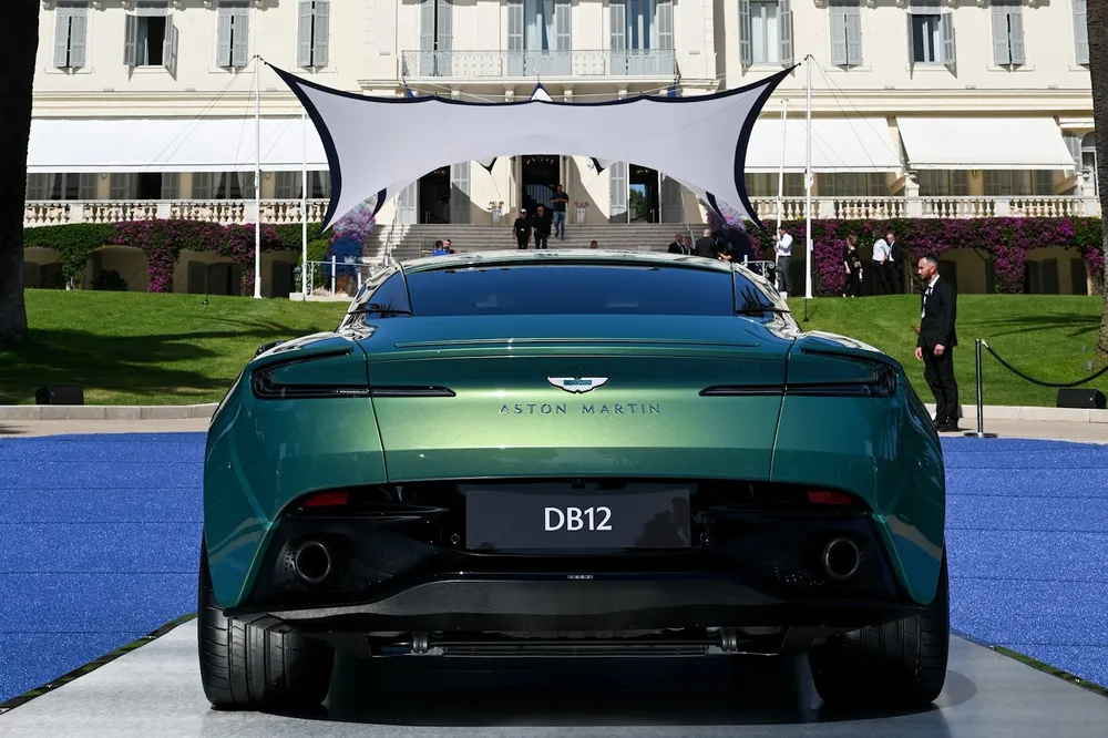 Trong khuôn khổ liên hoan phim Cannes, chiếc Aston Martin DB12 đầu tiên vừa được đấu giá thành công nhằm mục đích từ thiện, với số tiền lên đến 1,6 triệu USD.
