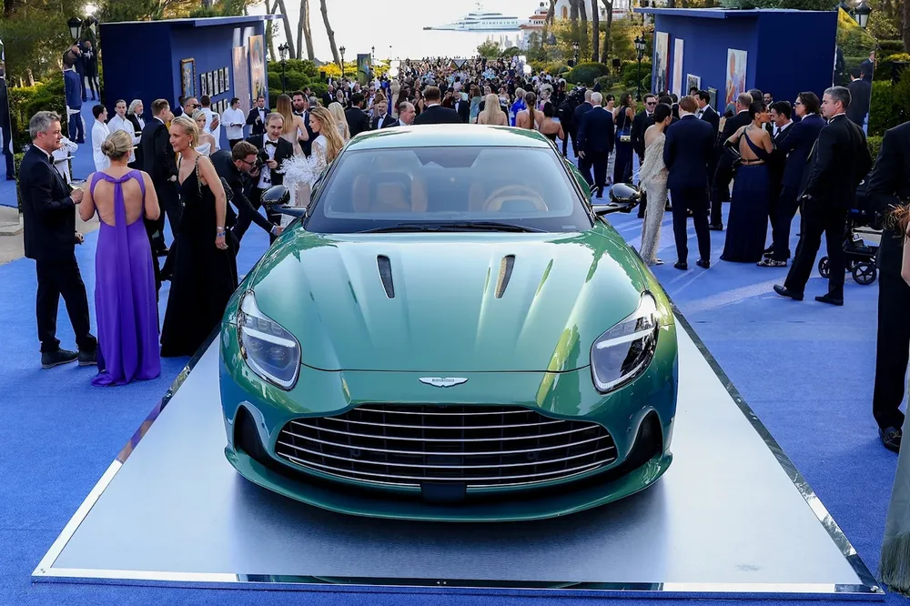 Nhằm thay thế cho DB11, Aston Martin DB12 vừa được ra mắt cách đây không lâu. Chiếc xe mang trong mình thiết kế và công nghệ ấn tượng đến từ hãng xe Anh quốc.