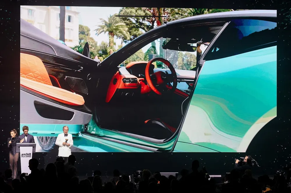 Đi kèm với động cơ này là hộp số 8 cấp tự động, giúp chiếc xe có khả năng tăng tốc 0-100 km/h chỉ trong 3,6 giây, trước khi đạt tốc độ tối đa 325 km/h.