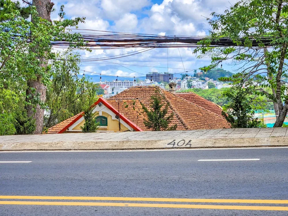 Một căn biệt thự trên đường Trần Hưng Đạo (trước dinh Toàn quyền cũ) giờ chỉ còn thấy nóc do đường bị nâng liên tục. Một căn biệt thự trên đường Trần Hưng Đạo (trước dinh Toàn quyền cũ) giờ chỉ còn thấy nóc do đường bị nâng liên tục.