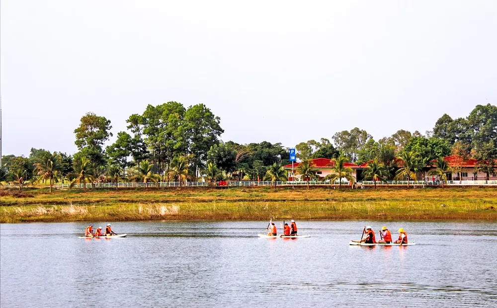 Nhiều du khách trải nghiệm chèo thuyền giữa lòng hồ Trị An.