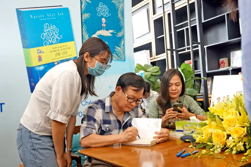 Bạn đọc trẻ đến tham dự buổi giao lưu giới thiệu sách với nhà văn Nguyễn Nhật Ánh.