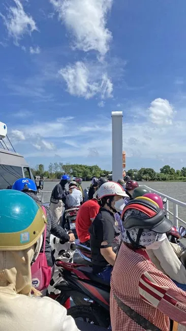 Một trưa ngày đầu tháng chạp, trời xanh mây trắng thanh bình tại phà về cù lao Thanh Bình - Quới Thiện.