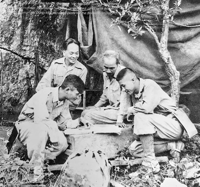 Chủ tịch Hồ Chí Minh, Đại tướng Võ Nguyên Giáp, Tiểu đoàn trưởng Dũng Mã và Trung đoàn trưởng Nguyễn Thái Dũng trước hang Ngườm Bốc núi đá Lam Sơn ở Cao Bằng năm 1950. Ảnh: Vũ Năng An Chủ tịch Hồ Chí Minh, Đại tướng Võ Nguyên Giáp, Tiểu đoàn trưởng Dũng Mã và Trung đoàn trưởng Nguyễn Thái Dũng trước hang Ngườm Bốc núi đá Lam Sơn ở Cao Bằng năm 1950. Ảnh: Vũ Năng An