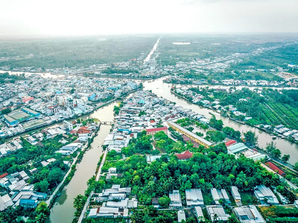 Ngã 7 Phụng Hiệp phát triển nhờ sự đông vui, trù phú và là nơi giao thương lớn ở Tây Nam bộ.