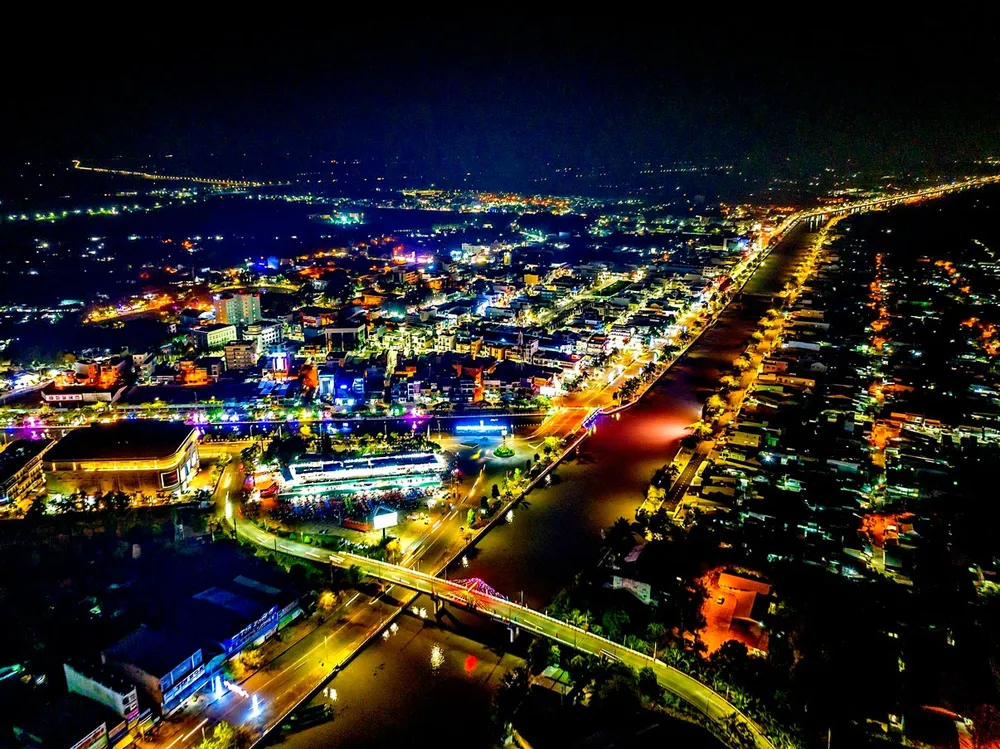 Thành phố Vị Thanh có vai trò là trung tâm tiểu vùng phía Tây sông Hậu, rực rỡ về đêm.