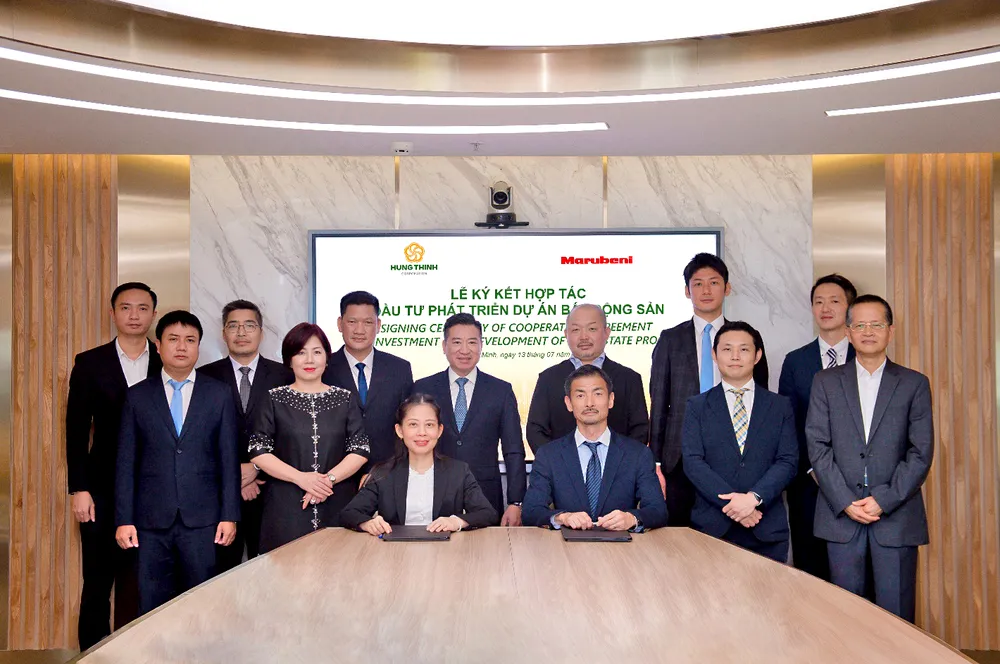 Bà Nguyễn Thị Hoàng Anh – Phó Tổng Giám đốc Tập đoàn Hưng Thịnh và ông Masato Tachibana - Phó Tổng Quản lý lĩnh vực Cơ sở hạ tầng Thế hệ tiếp nối, Tập đoàn Marubeni, đại diện hai tập đoàn ký kết hợp tác đầu tư phát triển dự án bất động sản, dưới sự chứng kiến của lãnh đạo cấp cao hai bên.