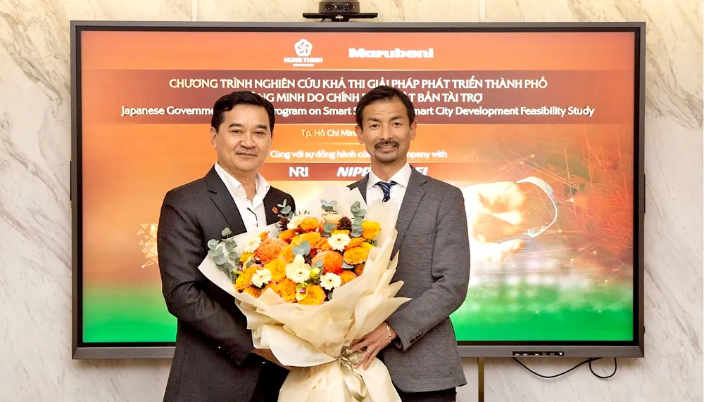 Ông Trương Văn Việt - Phó Chủ tịch HĐQT Tập đoàn Hưng Thịnh (bên trái) và ông Masato Tachibana, đại diện Tập đoàn Marubeni tại buổi khởi động Chương trình nghiên cứu khả thi ngày 7-12-2022.