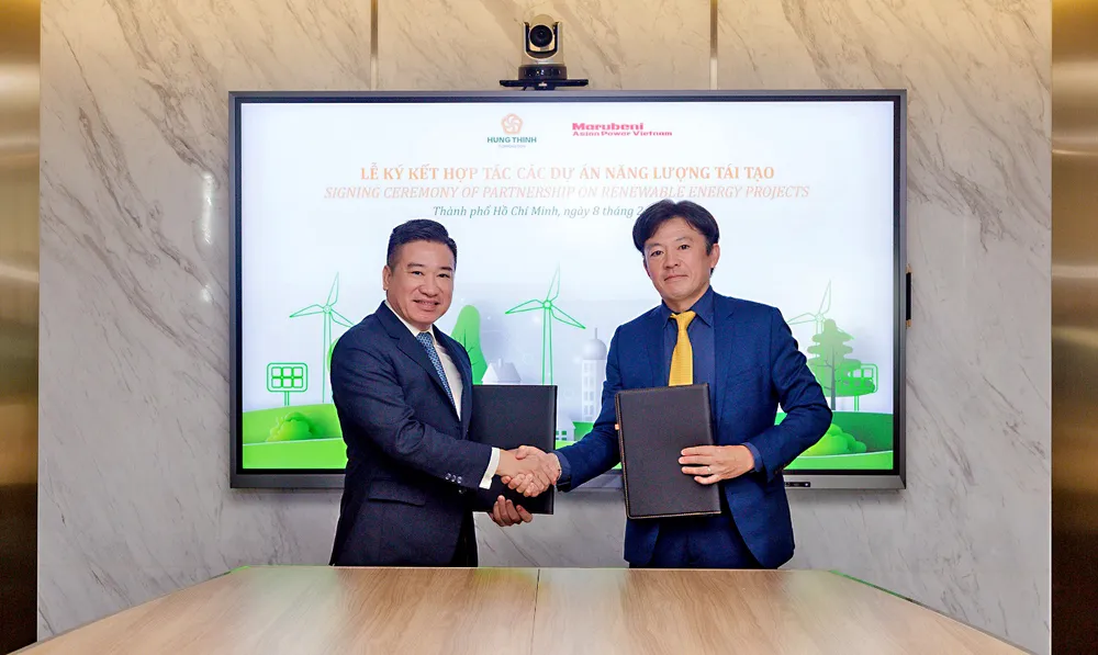 Ông Nguyễn Đình Trung – Chủ tịch Tập đoàn Hưng Thịnh (bên trái) và ông Tai Miura - Chủ tịch kiêm Tổng Giám đốc Marubeni Asian Power Vietnam tại buổi ký kết hợp tác nghiên cứu các dự án năng lượng tái tạo ngày 8-2-2023.