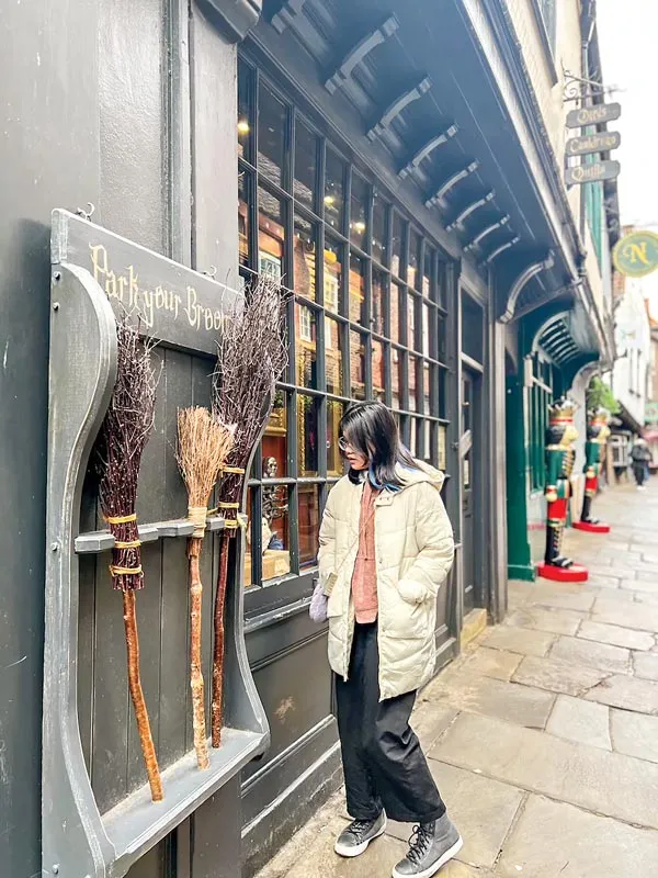 Những cây chổi trong phim Harry Potter được bày bán bên đường.