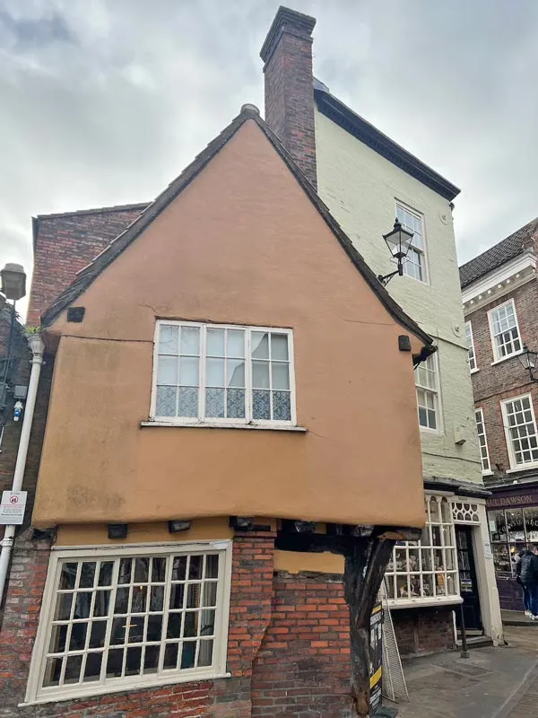 Một trong những con đường cổ nhất của nước Anh được chọn làm bối cảnh “hẻm xéo” trong phim Harry Potter.