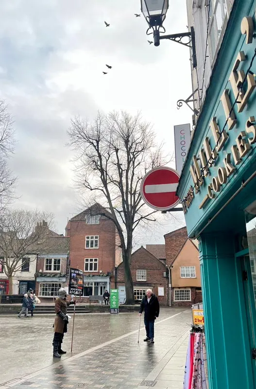 Nhân viên mặc cổ phục để thu hút khách vào các cửa hàng.