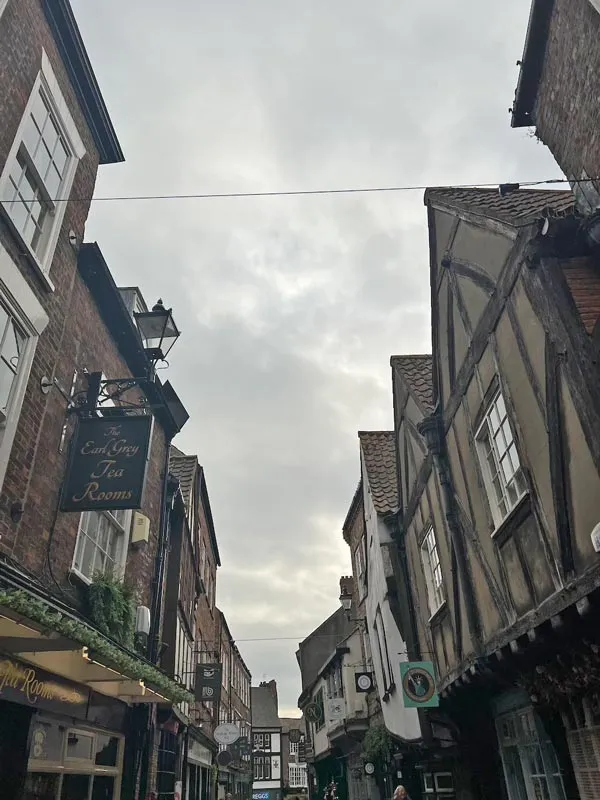 Những mái nhà cổ duyên dáng trên hẻm Xéo.