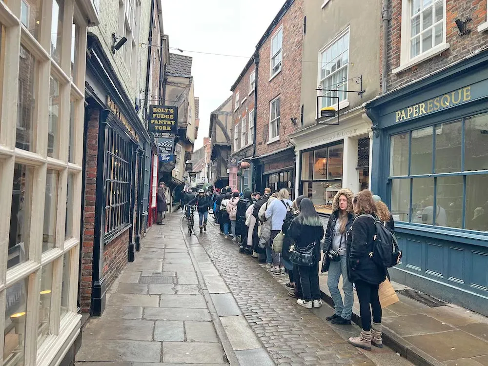 Du khách xếp hàng mua vé tham gia tour “săn ma”.