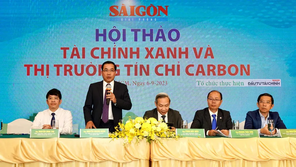 Ban chủ tọa hội thảo. Ảnh: HOÀNG HÙNG