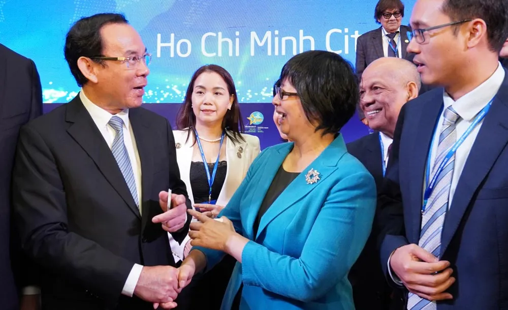 Bí thư Thành ủy TPHCM Nguyễn Văn Nên trao đổi cùng đại diện của các tổ chức ngoại giao, định chế tài chính quốc tế tại diễn đàn.