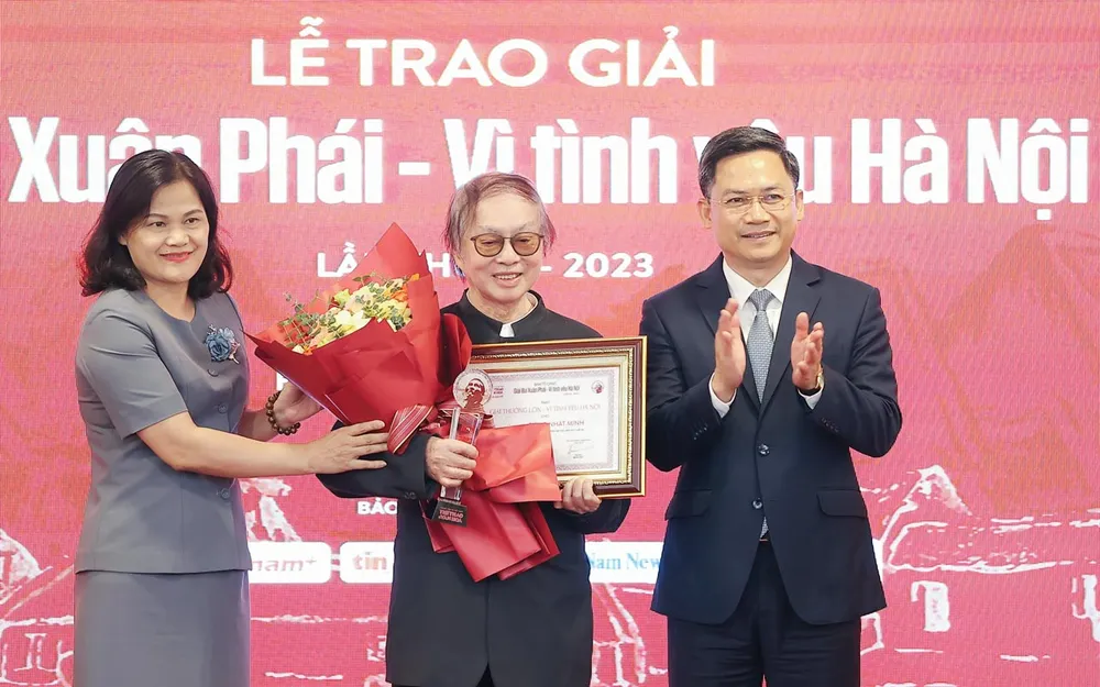 Đạo diễn Đặng Nhật Minh vinh dự nhận Giải thưởng Lớn - Vì tình yêu Hà Nội là hạng mục quan trọng nhất của Giải thưởng Bùi Xuân Phái. Đạo diễn Đặng Nhật Minh vinh dự nhận Giải thưởng Lớn - Vì tình yêu Hà Nội là hạng mục quan trọng nhất của Giải thưởng Bùi Xuân Phái.
