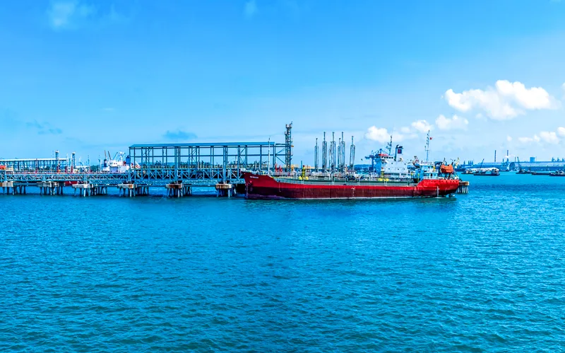 Hoạt động xuất bán sản phẩm của Nhà máy lọc dầu Dung Quất.