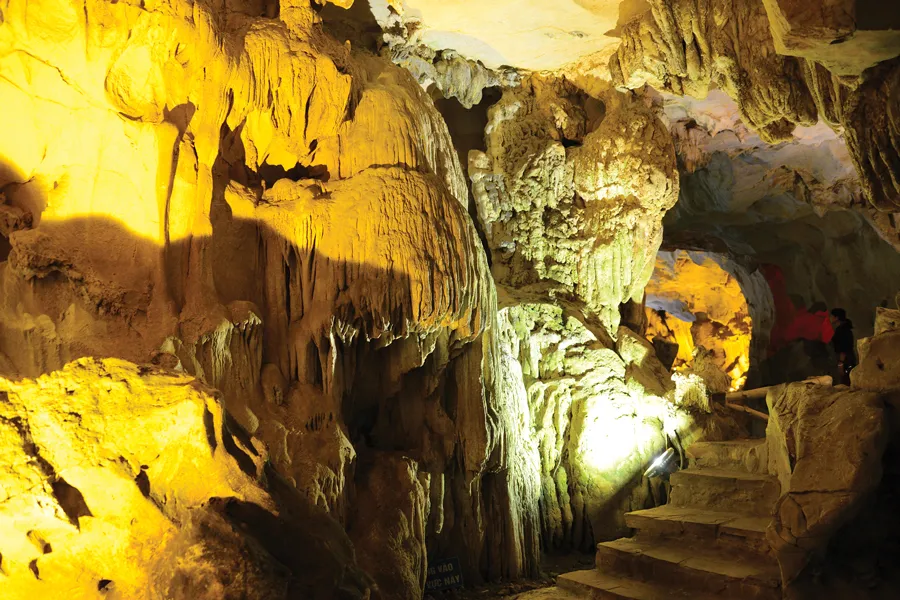 Nhũ đá trong động càng thêm lung linh huyền ảo khi được lắp thêm hệ thống chiếu sáng.